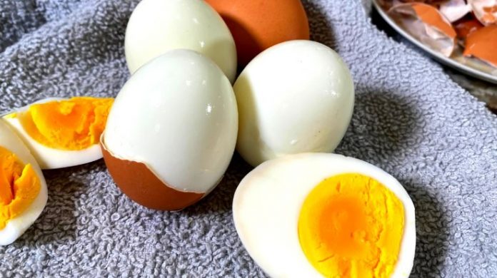 Як правильно варити яйця, щоб вони легко чистилися