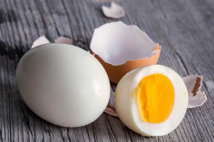 Проста хитрість, як легко та швидко почистити курячі яйця