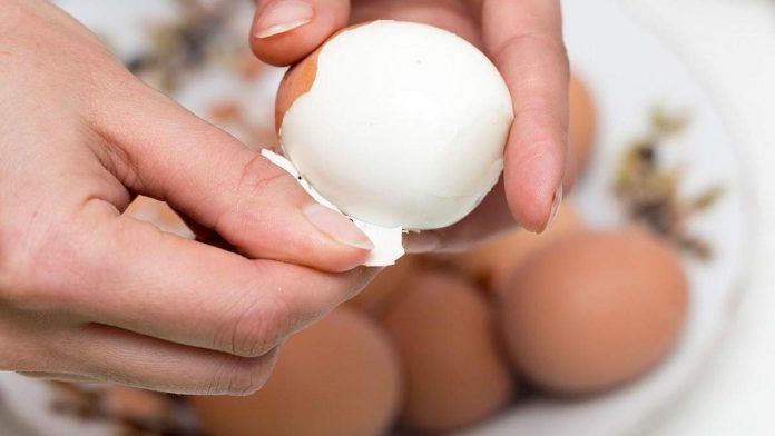 Як варити яйця, щоб шкарлупа знімалася за 5 секунд