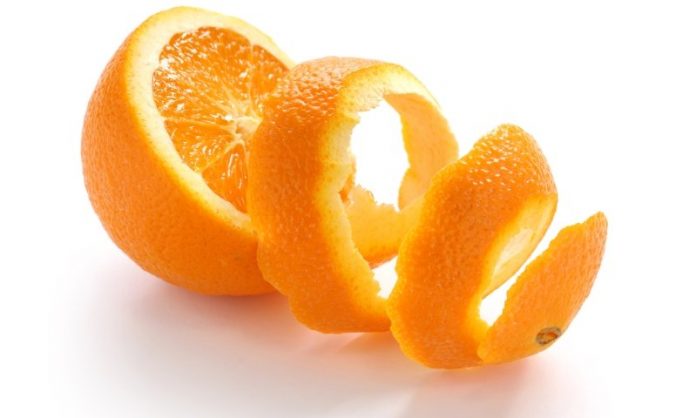 Як захистити одяг від молі за допомогою апельсина