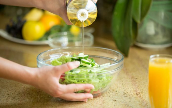 Чим заправити салат замість класичної олії чи майонезу