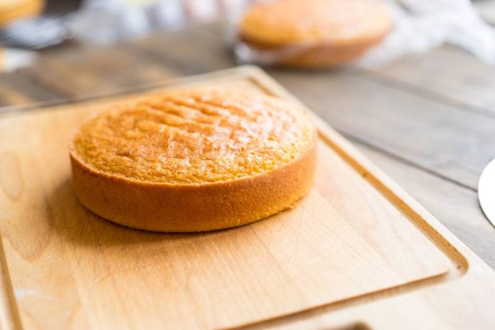 Навіщо додавати крохмаль у тісто для бісквіту: кулінарний секрет