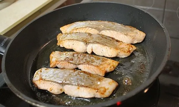 Як зробити, щоб риба не прилипала та не розвалювалася на сковороді