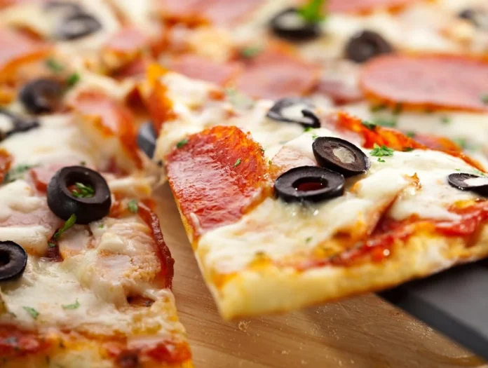 Якщо ви обожнюєте піцу з тонким тісто, як у піцерії, то цей варіант саме для вас. Готується швидко, не потрібно довго чекати. 20 хвилин і можна випікати смачну домашню піцу.