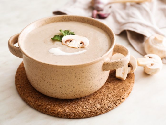 Найкращий рецепт грибного супу, який зігріє у холодну пору року