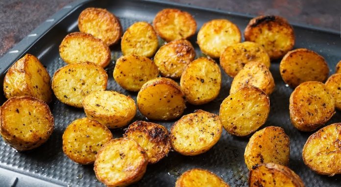 Хрустка картопля в духовці, що ароматом збере гостей