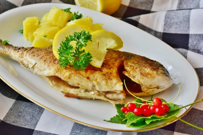 Як посмажити рибу без борошна: смачна страва з хрусткою скоринкою