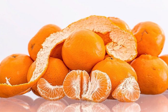 Збирайте шкірки від мандарин та апельсин для нового городнього сезону