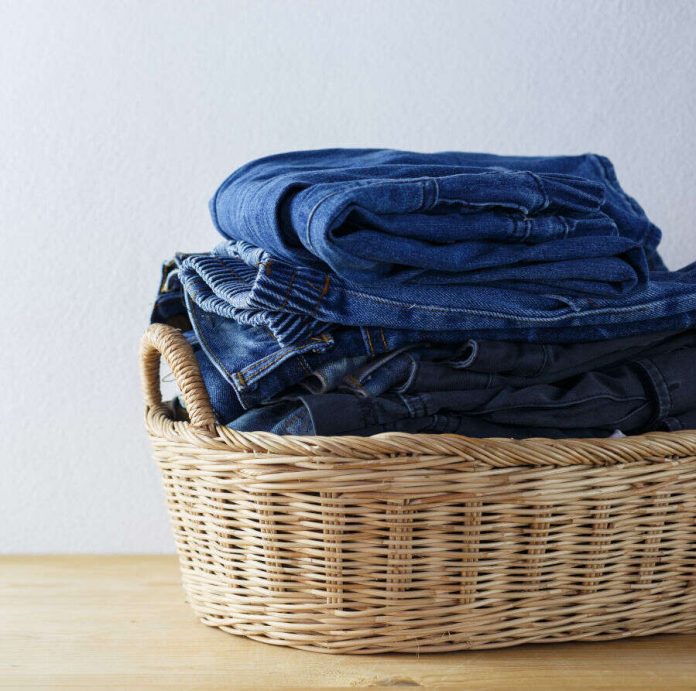 Які важливі дії потрібно зробити перед пранням джинсового одягу