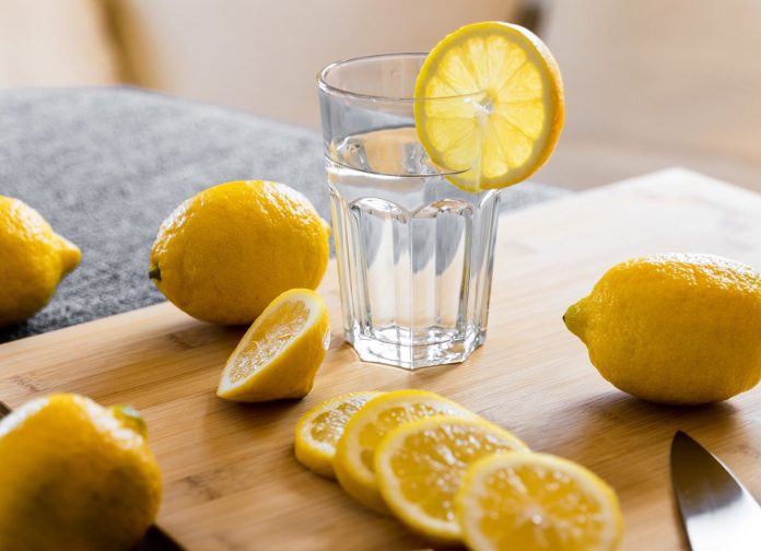 Як довше зберегти свіжість лимона: порада, яка стане в нагоді на кухні
