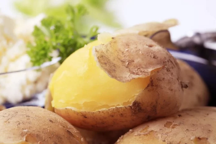 Як швидко приготувати картоплю в мундирах