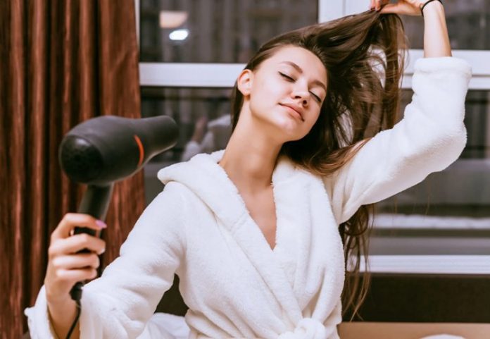 Як випрямити волосся без прасування: 10 способів