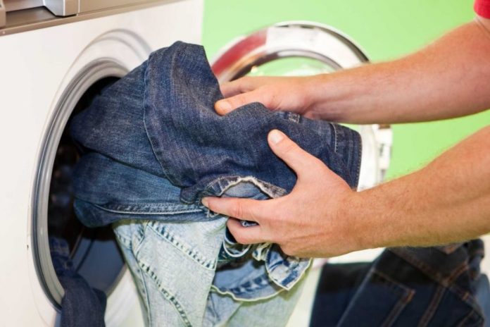 Джинсовий одяг у пральній машині
