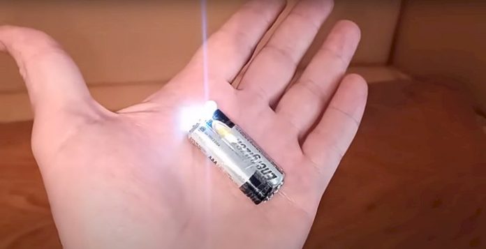 Як зробити ліхтарик з 2 батарейок своїми руками