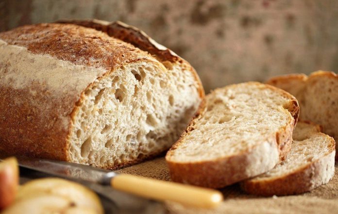 Що додати до тіста, щоб не кришився хліб