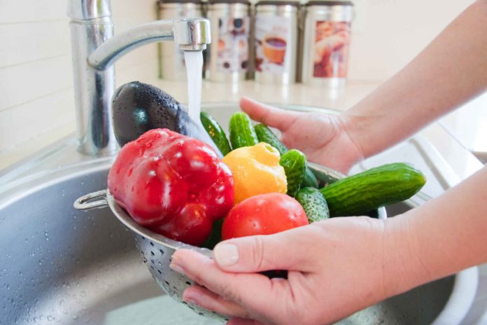 Чому треба обов'язково мити овочі та фрукти