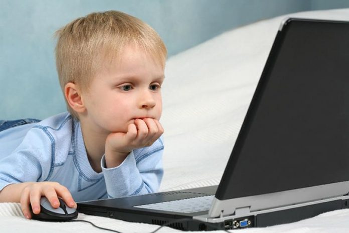 Що робити, якщо дитина постійно сидить за комп'ютером: 5 корисних порад