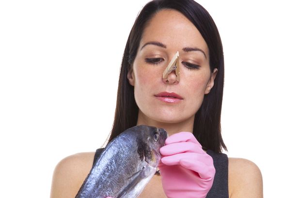 Секрети, як позбутися запаху риби під час і після приготування