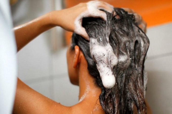 «Мити голову часто шкідливо» і ще 6 міфів про волосся