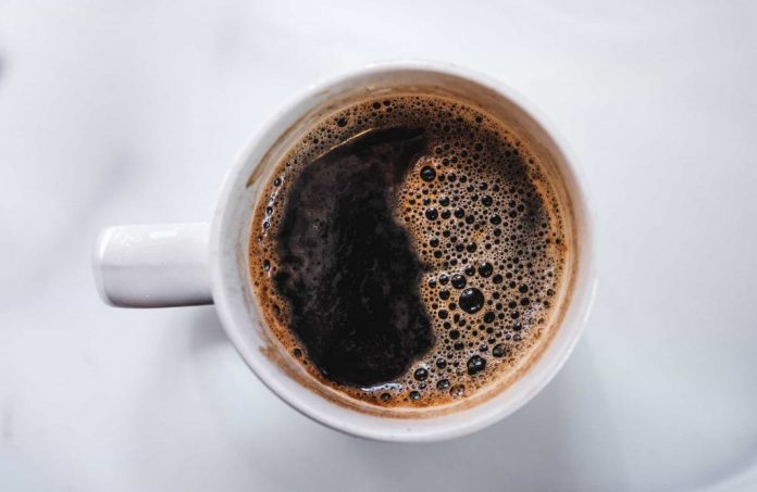 Як швидко та безпечно видалити кавовий наліт з чашки