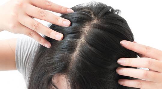 Чи потрібен скраб для шкіри голови і як впливає його застосування на стан волосся