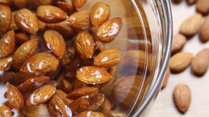 Чому дієтологи рекомендують замочувати горіхи перед вживанням