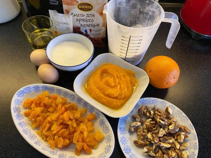 Як спекти гарбузовий кекс з апельсинами та горіхами