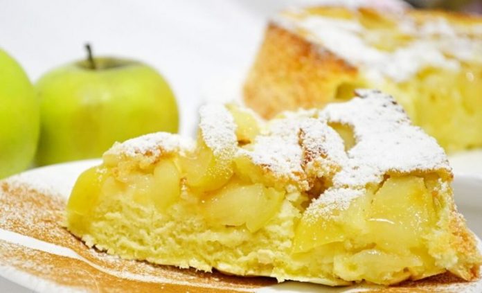 Якщо у фруктовниці залежалися яблука, то це означає, що саме час приготувати з ними яблучний пиріг. Шарлотка один зі швидких і смачних пирогів, який збирає за столом родину на чаювання.