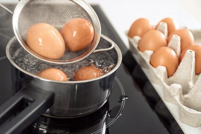 Покладіть в каструлю з яйцями всього один інгредієнт і відразу відпаде маса проблем