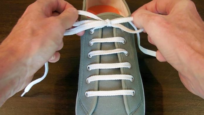 Як швидко навчити дитину зав‘язувати шнурки