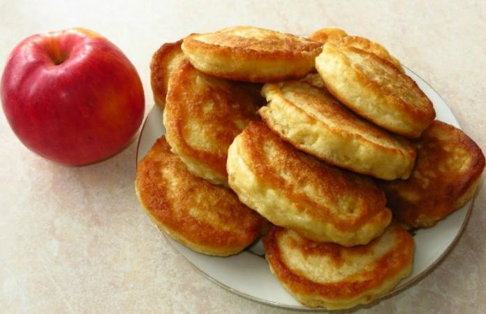 Як приготувати яблучні м'які та пишні оладки на кефірі