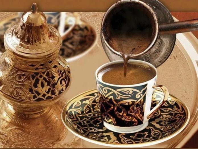 Як зварити каву, щоб гуща залишилася в турці, а не в чашці