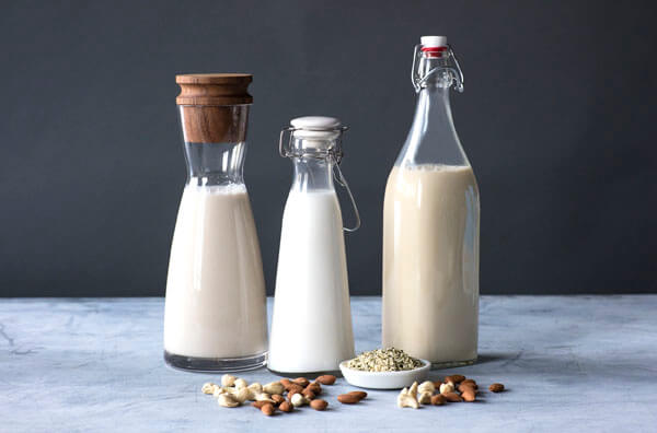 Яке рослинне молоко краще не купувати: експерт розкрила особливості складу