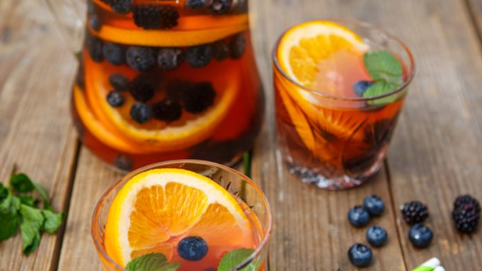 Напій з чорниці та апельсинів
