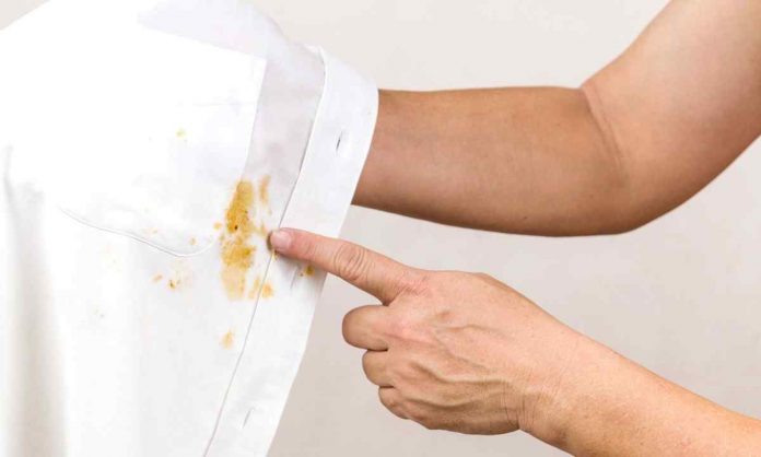 Як видалити жирну пляму з одягу без прання за 5 хвилин