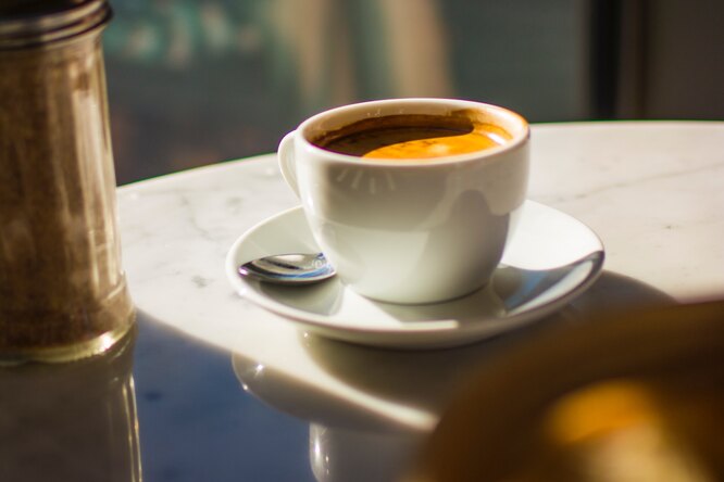 З чим потрібно пити каву з ранку, щоб знизити тягу до солодкого