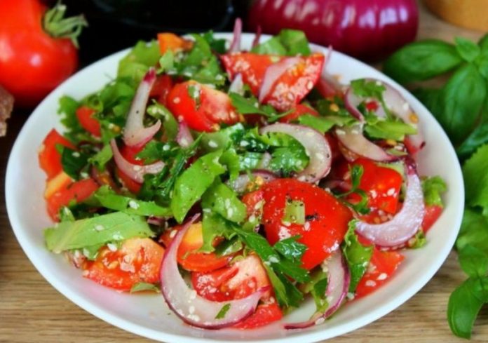 Як за 5 хвилин приготувати незвичайний овочевий салат
