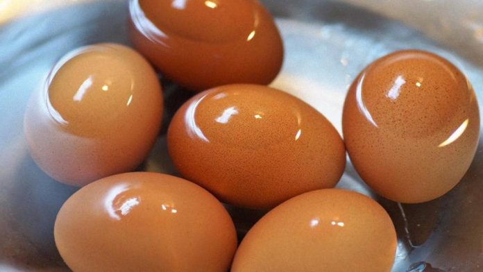 Як зварити яйця, щоб вони не потріскалися й гарно чистилися
