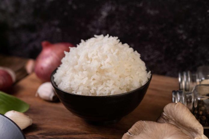 Коли треба солити воду, щоб рис не злипався: секрети кулінарів