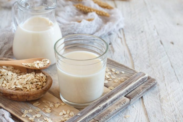 Як зробити вівсяне молоко своїми руками: це дуже просто