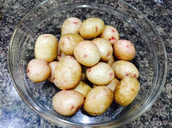 Як почистити молоду картоплю за 2 хвилини: поради досвідчених господинь