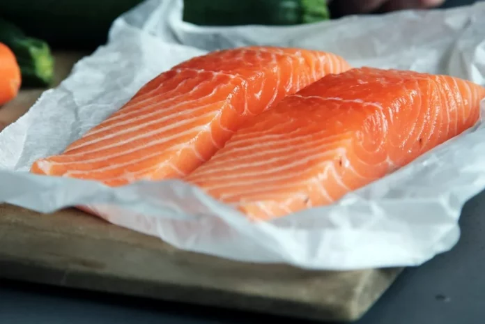 Як швидко й смачно засолити червону рибу за 5 хвилин