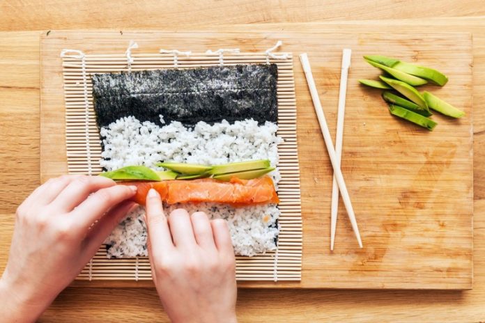Не гірше, ніж у ресторані: 5 порад тим, хто хоче приготувати суші вдома