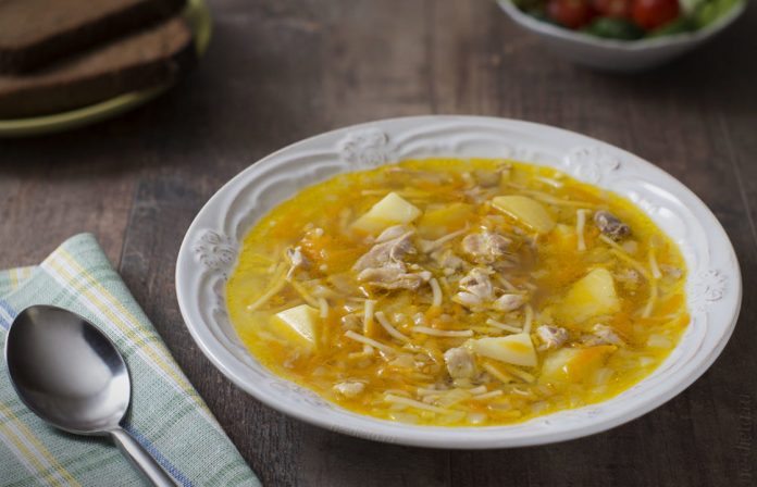 Курячий суп з вермішеллю не перетвориться на кашу: є один секрет