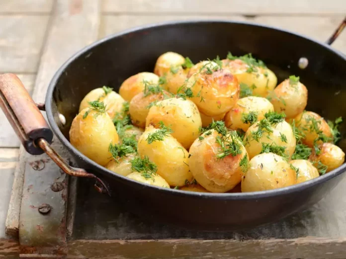 Як правильно смажити молоду картоплю на сковорідці, щоб вона не розвалювалася: 5 лайфхаків
