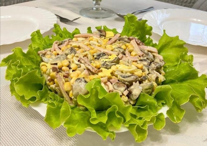 Салат з кукурудзою і печерицями: простий рецепт і на вечерю, і на свято
