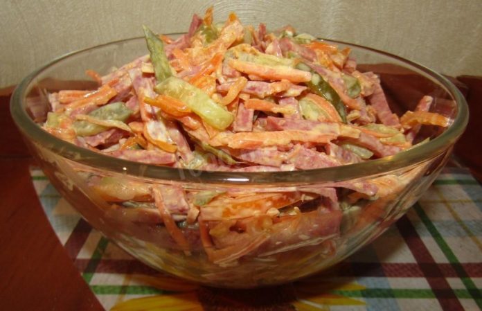 Салат з копченою ковбасою