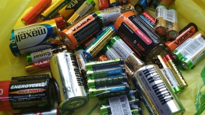 Чому не можна викидати батарейки у смітник
