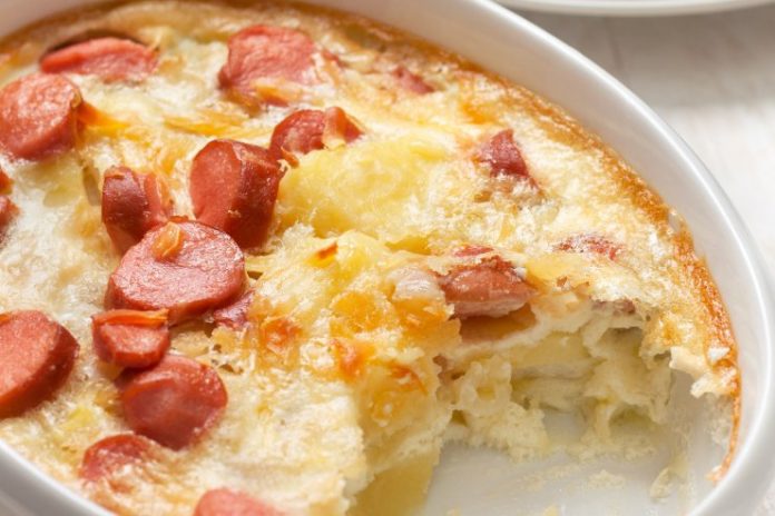 Картопля з ковбасками та помідорами під сиром: варіант швидкої та смачної вечері