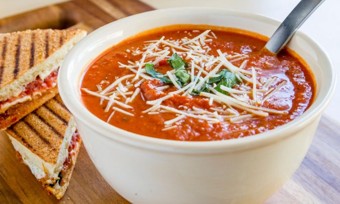 На обід смачний суп з помідорами та кукурудзою